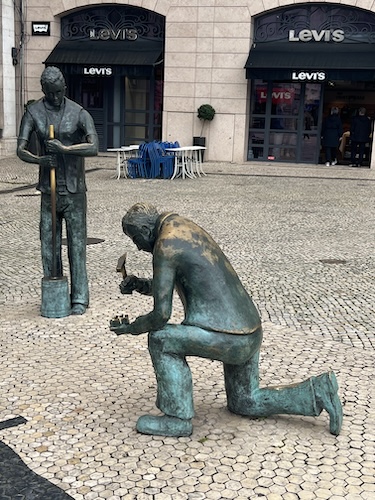 Statue of two men to celebrate the art form of calcada.